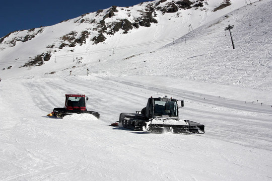 雪地履帶車(chē)在斜坡的坡度處理工作；