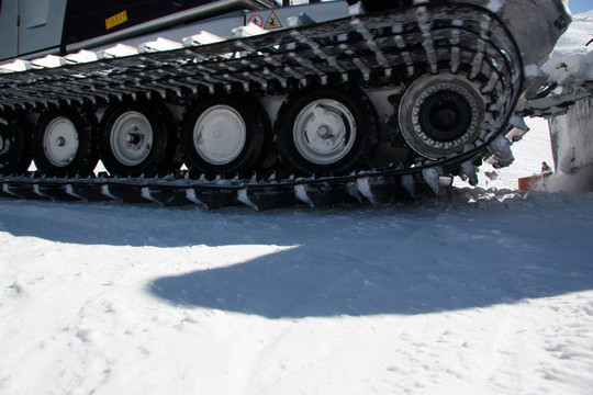 雪地履帶車(chē)在斜坡的坡度處理工作；