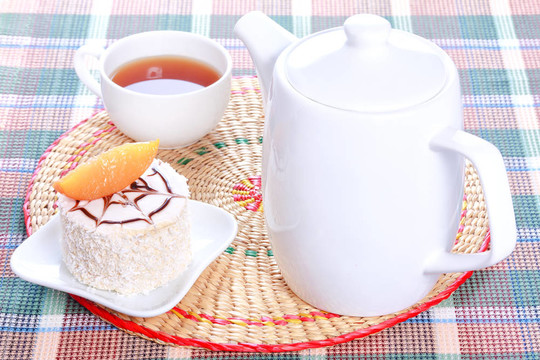 蜜桃椰奶果凍蛋糕；茶壺和一杯茶