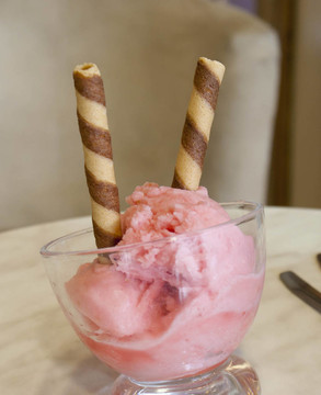 在一家餐館與晶圓Strawberry Sorbet