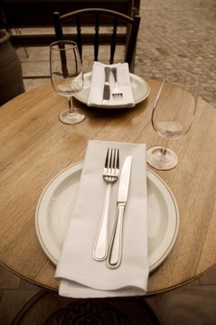 午餐時間的餐廳桌