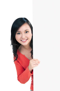 美麗的年輕女子控股廣告牌