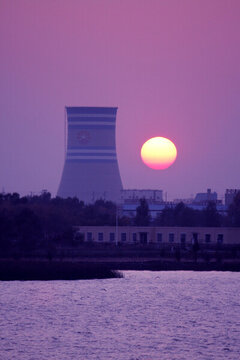 火力發(fā)電廠 熱電廠 煙囪 夕陽