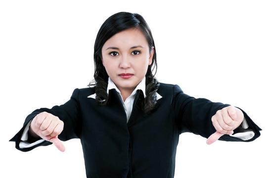 激動(dòng)的女商人顯示拇指朝下的手勢(shì)