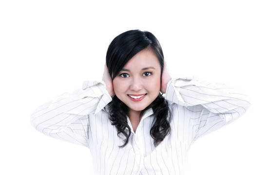 漂亮的女商人用手遮住耳朵