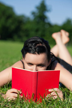 草地上的女人讀書(shū)