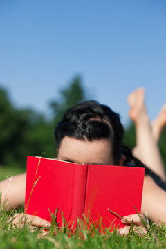 草地上的女人讀書
