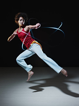 西班牙女人玩卡波耶拉武術(shù)