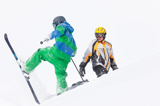 在雪地里滑雪和滑雪板