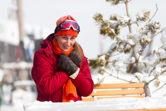 在滑雪小屋前面的女人