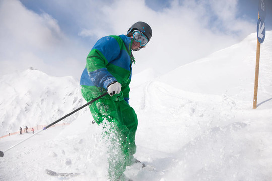 男子滑雪下山