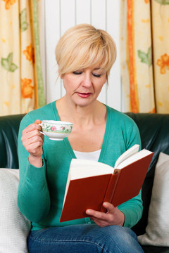 成熟的女人正在讀一本書