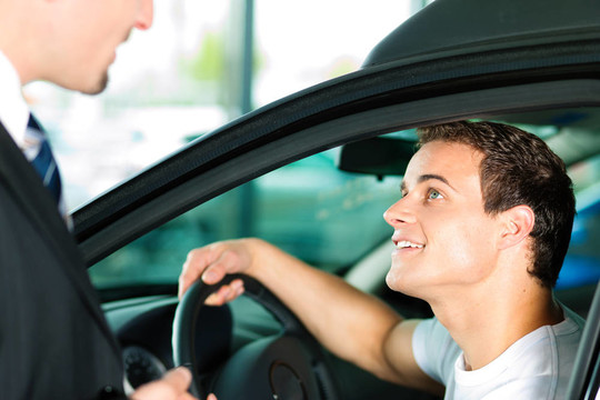 男子從銷售人員買車