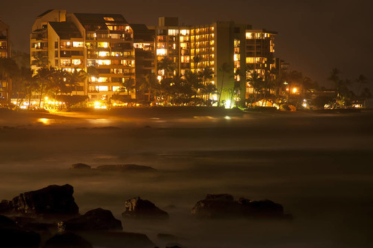 城市在海岸線海岸的夜晚
