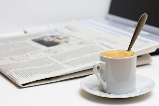 一杯咖啡和报纸