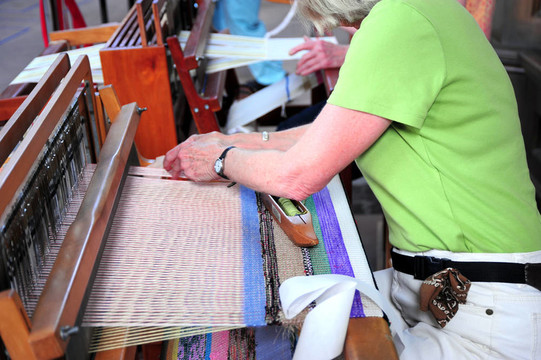 Hand weaver。