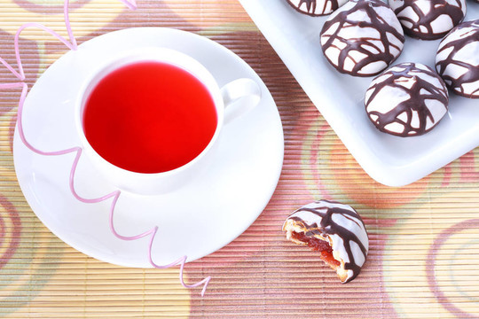 一杯茶和巧克力裝飾的冰香料蛋糕