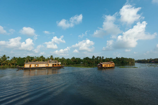 在喀拉拉邦印度一帶的Houseboats；