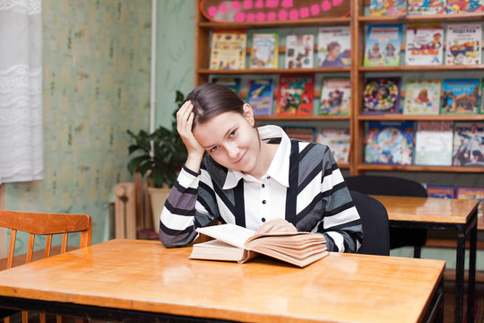 女孩準(zhǔn)備考試