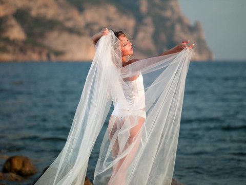 漂亮的女人穿著白色的衣服