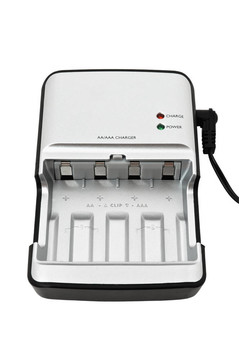 AA / AAA蓄電池充電器特寫圖像；孤立在白色背景