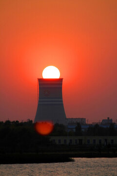 火力發(fā)電廠 熱電廠 煙囪 夕陽