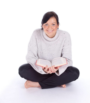 微笑的年轻黑发女人穿着明亮的毛衣和书