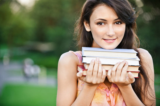 女學生持有教科書