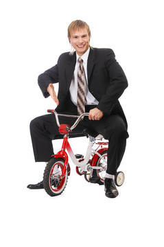 商人騎在孩子的自行車上