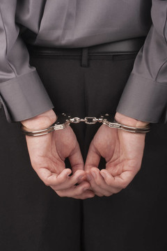 逮捕戴上手銬
