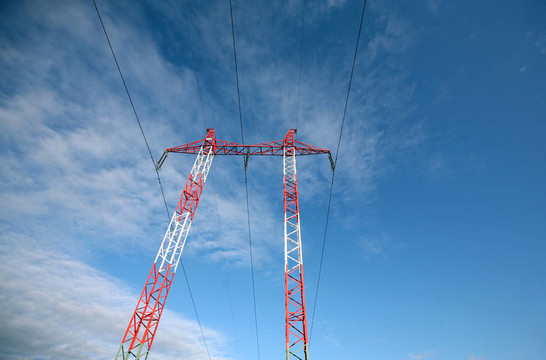 在多云的天空，電塔、電線