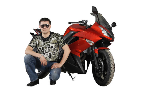 紅色摩托車孤立在白色背景騎車