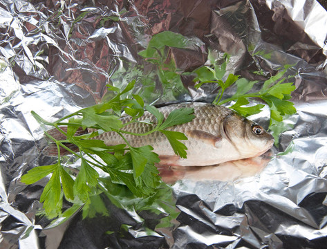 箔中的魚和香菜
