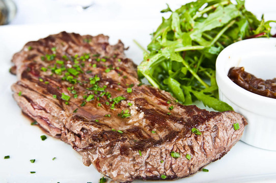 多汁的牛排、牛肉和沙拉