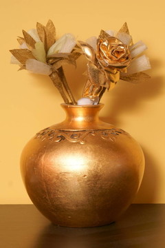 金瓶花瓶；裝飾；人造花