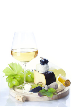 白葡萄酒；葡萄和奶酪