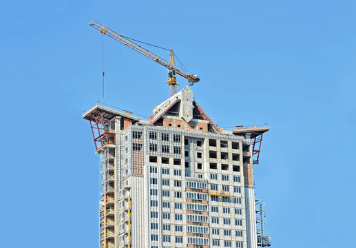 建筑起重機和建筑在藍天建設