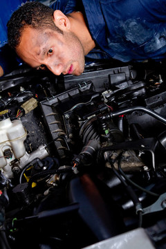 修理汽車的技工