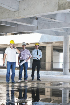 建筑工地上的建筑師團(tuán)隊