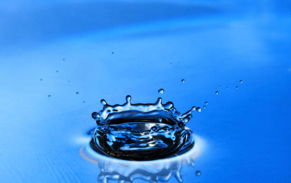 藍(lán)色水滴濺起波浪