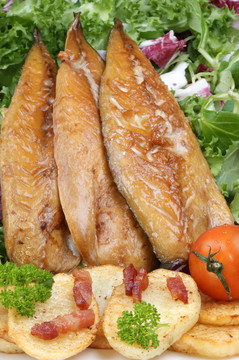 煙熏鯖魚(yú)魚(yú)片和炸土豆和番茄