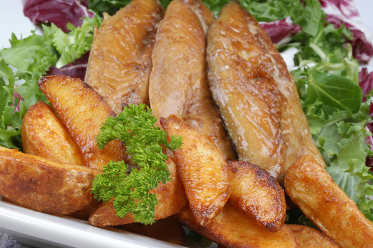 煙熏鯖魚魚片和烤薯角
