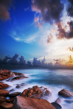 早晨的海景。長曝光鏡頭。