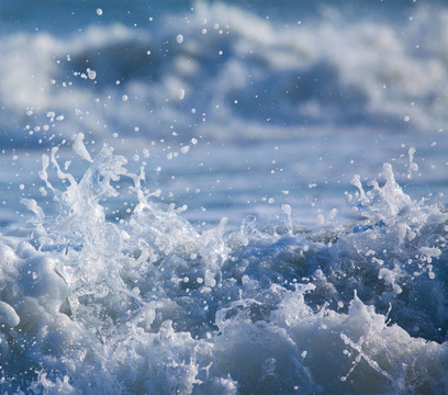 帶飛濺水滴的沖浪