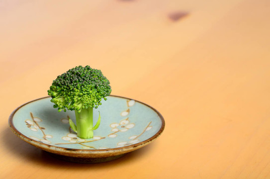 盤子上的花椰菜