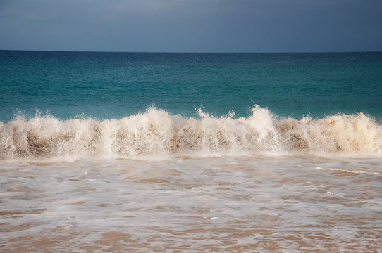 狂野的海浪拍打著海岸