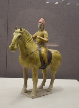 三彩黃衣騎馬俑
