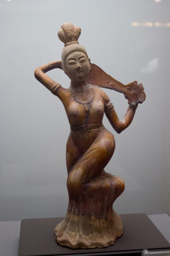 唐三彩伎樂(lè)俑 反彈琵琶
