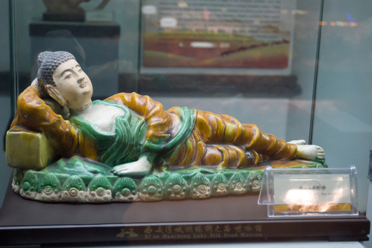 唐三彩臥佛