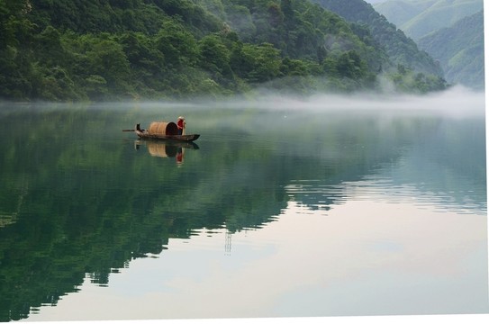 霧漫小東江 漁船